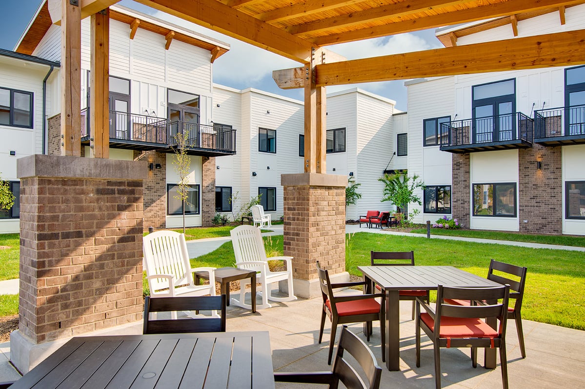 Outdoor-dining_Preston-Greens-Senior-Living